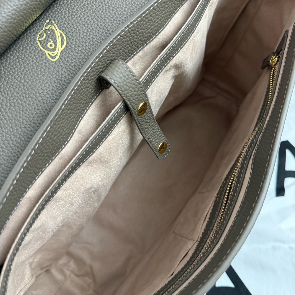 OLeada Wavia Bag Plus - Never used 
Leather/15”/ Ash Color - with dust bag - Picture 7 of 10